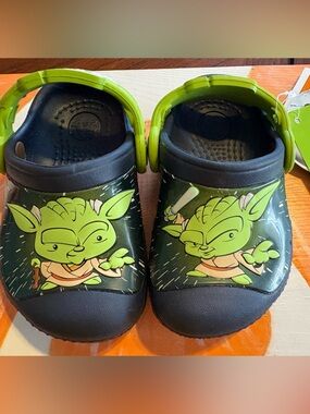CROCS Kids' Green and Black Yoda Graphic Clogs